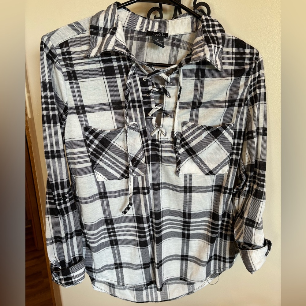 🌺Jr long sleeve top lace up front in black & white plaid